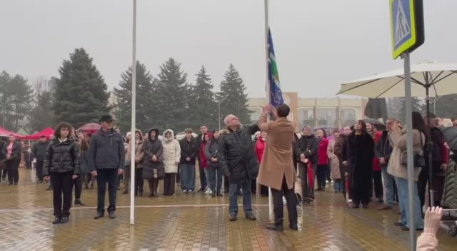 Празднование Дня города началось с церемонии поднятия флагов