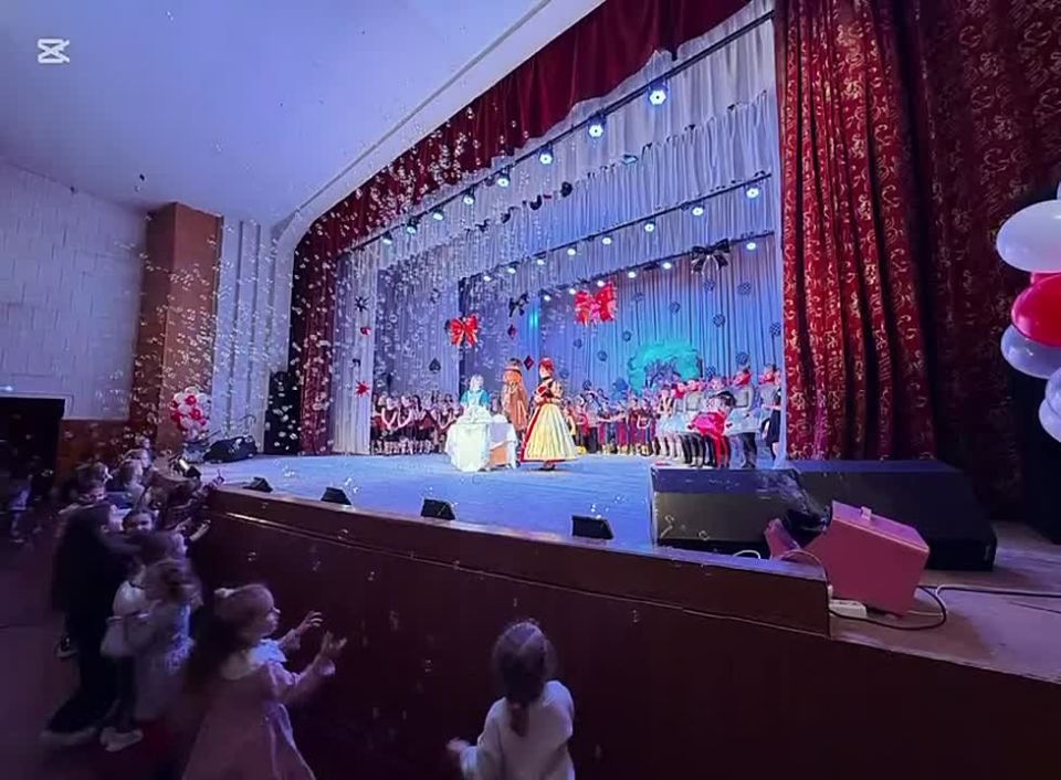 Сегодня в нашем городе состоялось яркое и незабываемое событие — праздничный концерт, который собрал на одной сцене лучшие творческие коллективы ДДЮЦ и замечательных гостей!