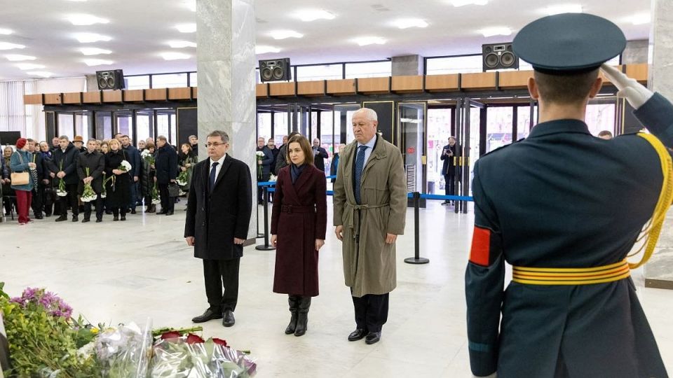 В Молдове объявили траур в связи со смертью Илашку, а высшее руководство страны на похороны в Бухарест не поехало: Приднестровский сиделец - как лишний повод обозначить свой румынизм, как и наши граждане - всего лишь население и электорат
