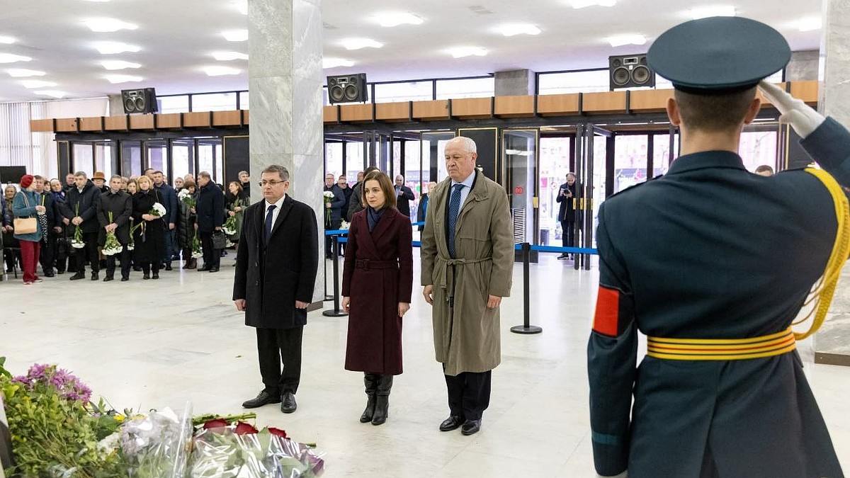 В Молдове объявили траур в связи со смертью Илашку, а высшее руководство страны на похороны в Бухарест не поехало: Приднестровский сиделец - как лишний повод обозначить свой румынизм, как и наши граждане - всего лишь население и электорат