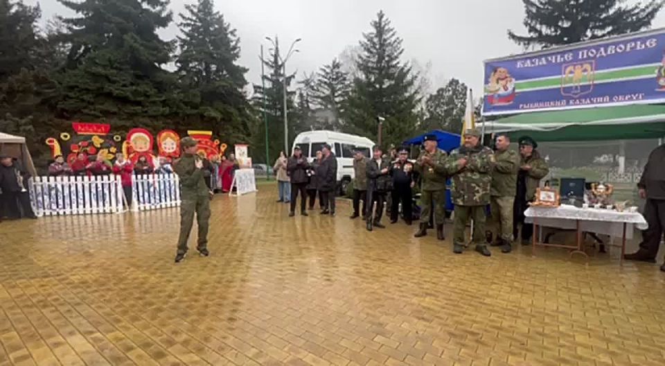 На площади в Рыбнице праздничная атмосфера: работают тематические подворья, фотозоны и творческие выставки