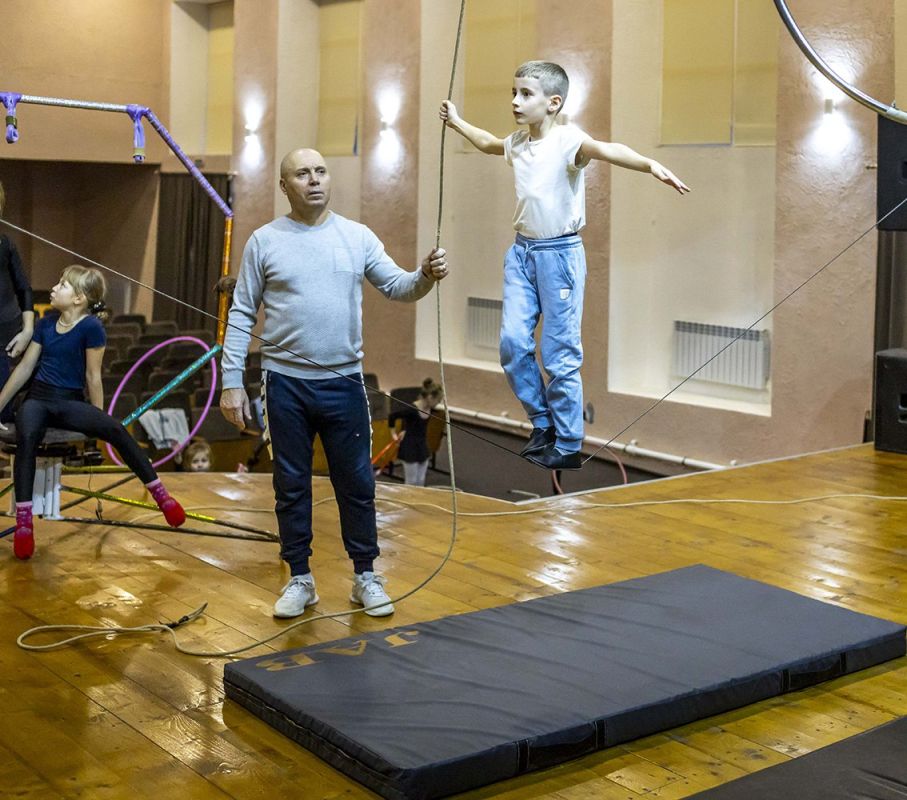 Народный цирковой коллектив «Энтузиасты» Дома культуры села Делакеу Григориопольского района отмечает в этом году полувековой юбилей