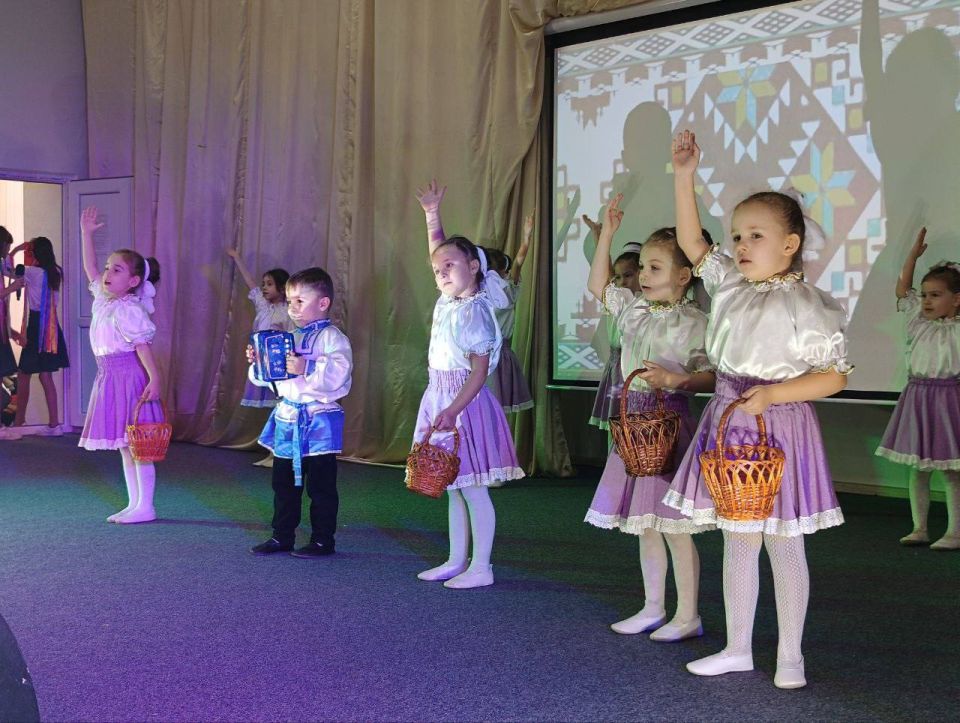 Наши маленькие звёзды тоже блистают! Коллектив «Ариэль» представил номера, которые бендерские зрители уже полюбили на осеннем празднике в библиотеке
