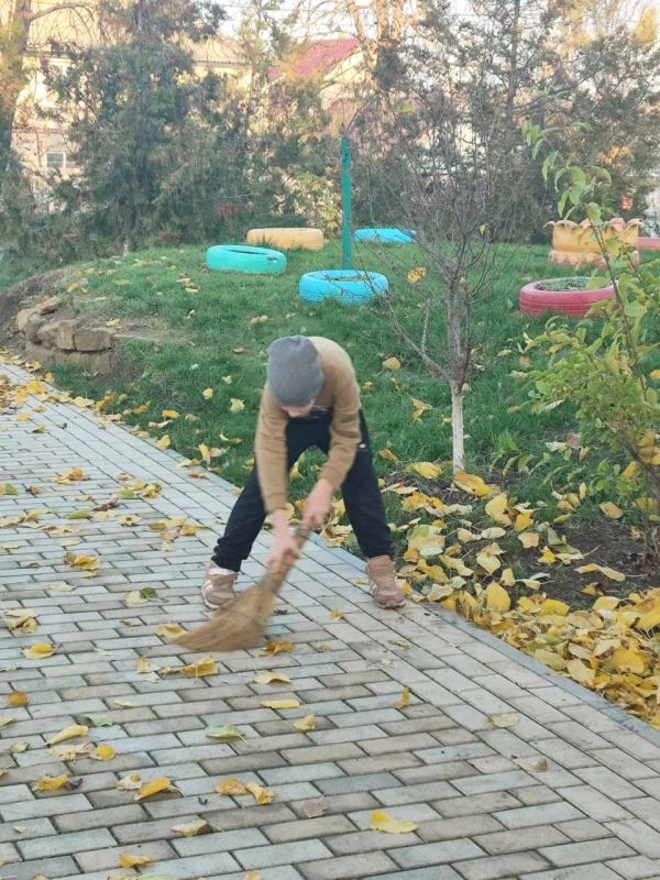 Младшие школьники тоже не остались в стороне — с удовольствием участвовали в трудотерапии и помогали приводить в порядок территорию родной гимназии