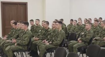 В роли преподавателей – курсанты-выпускники