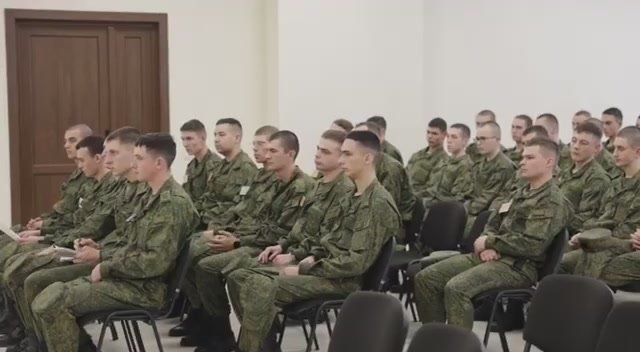 В роли преподавателей – курсанты-выпускники