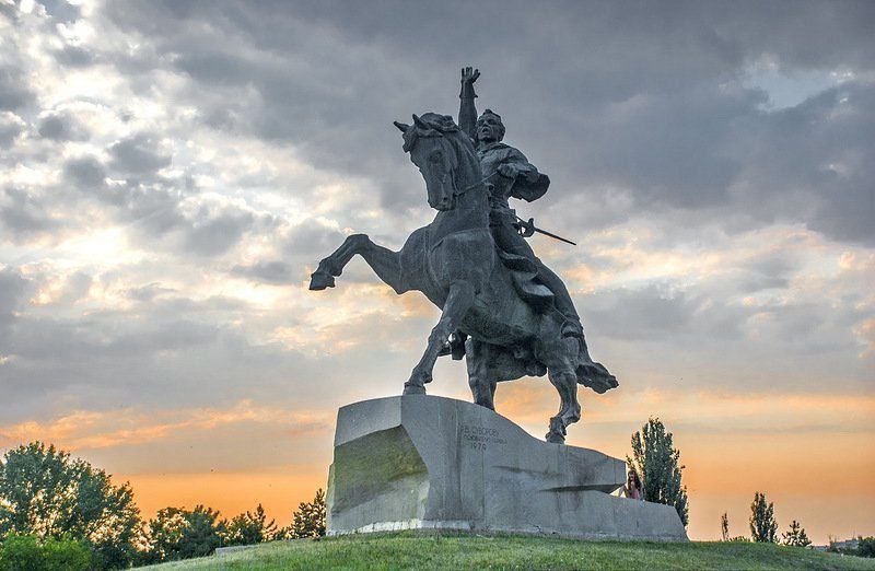 23 ноября 1979 года в Тирасполе открыт памятник основателю города великому полководцу Александру Суворову