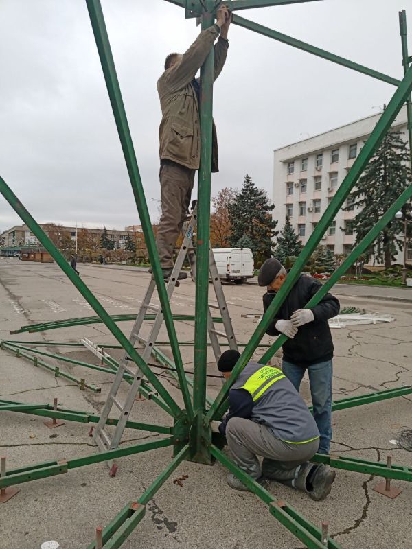 В Бендерах у госадминистрации начали устанавливать ёлку
