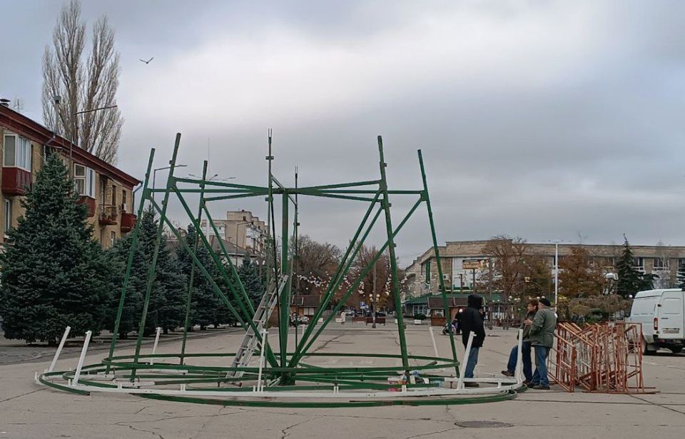 В Бендерах начали устанавливать ёлку на центральной площади