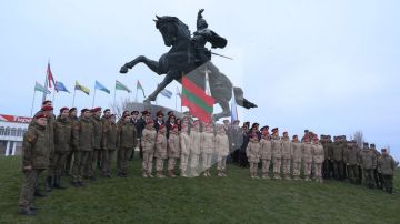 Суворовцы, курсанты военного института, юнармейцы и студенты ПГУ возложили цветы к памятнику Суворову в столице