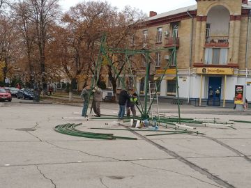 В Бендерах начали устанавливать городскую ёлку