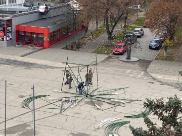 Праздник приближается.. В Бендерах приступили к установке елки на площади