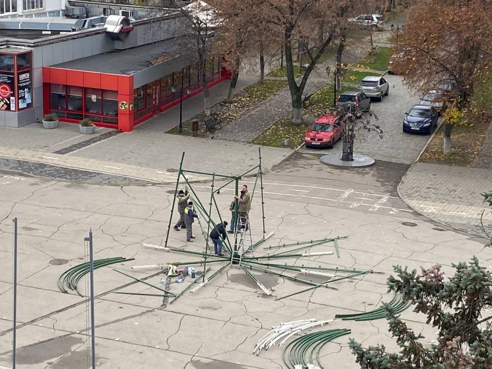 В Бендерах начали устанавливать новогоднюю ёлку