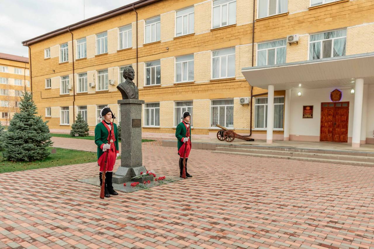 В СУВОРОВСКОМ УЧИЛИЩЕ ОТМЕЧАЮТ 295-Ю ГОДОВЩИНУ СО ДНЯ РОЖДЕНИЯ АЛЕКСАНДРА СУВОРОВА