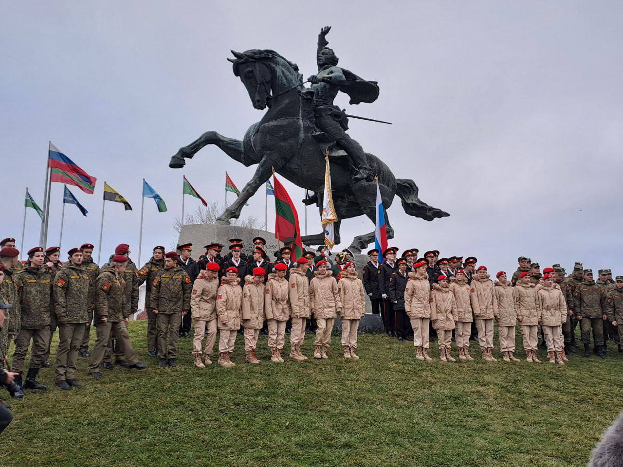 В 295-ю годовщину со дня рождения Александра Васильевича Суворова офицеры, воспитанники Военного Училища, юнармейцы, студенты государственного университета и гости возложили цветы к монументу русского полководца