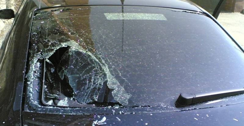 Не сдержав эмоций, повредила автомобиль