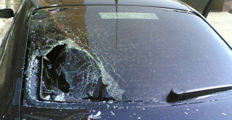 Не сдержав эмоций, повредила автомобиль