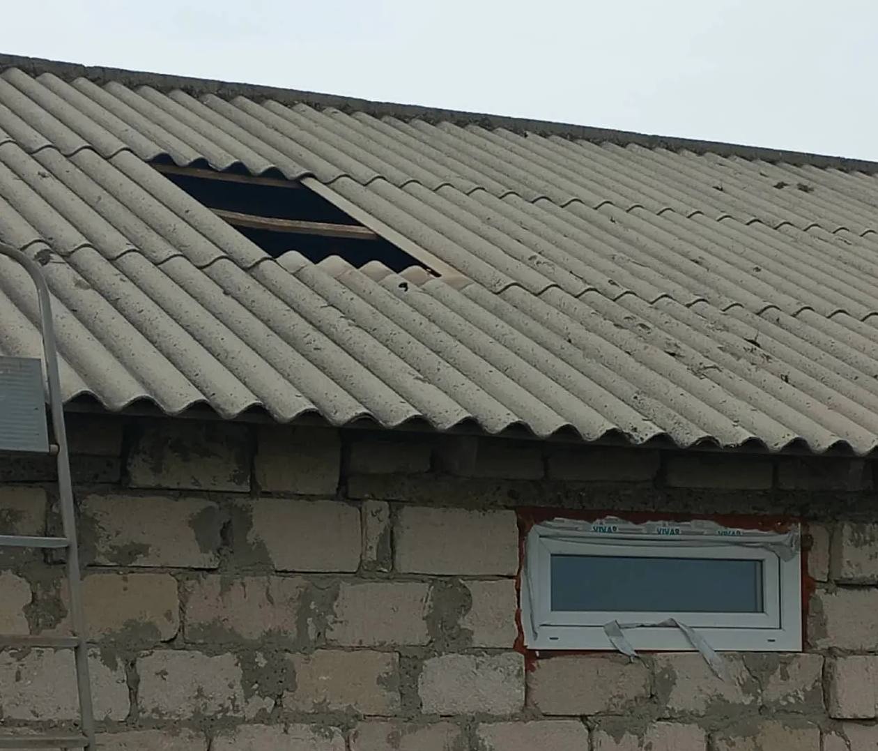 Провластные СМИ Молдовы опубликовали фото с аккуратно снятым шифером крыши, в которую якобы врезался дрон