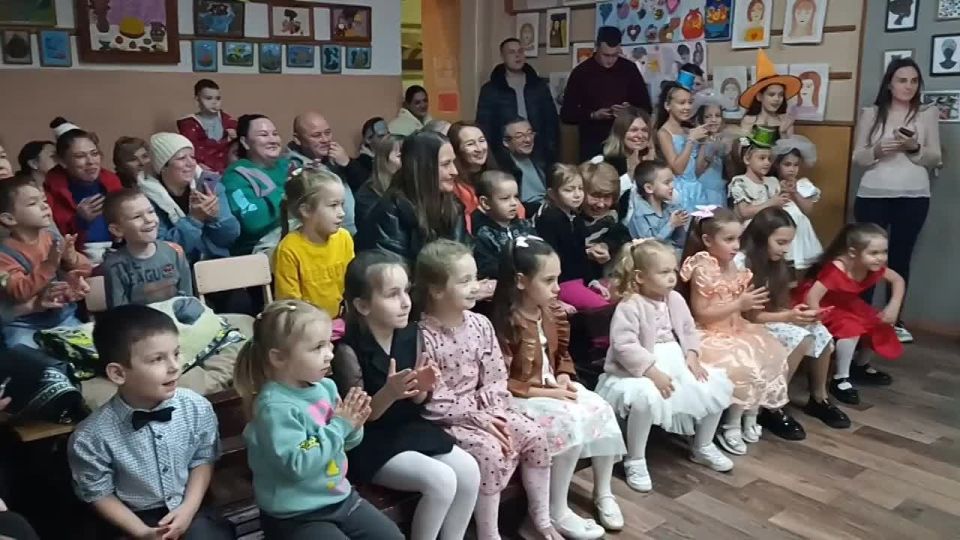 Иногда на сцене случаются и такие казусы