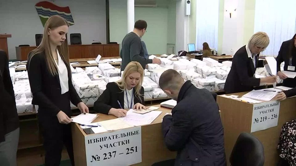 Президент Вадим Красносельский проголосовал досрочно на выборах депутатов всех уровней