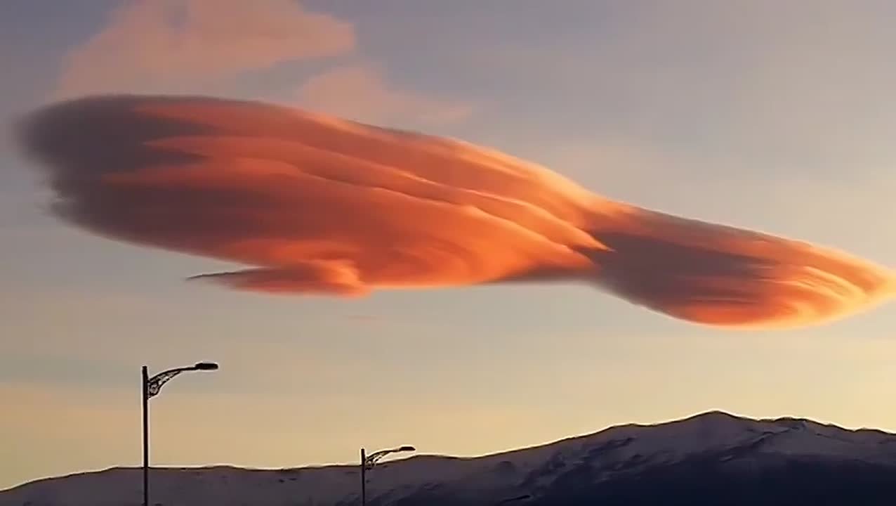 Похожие на НЛО облака сняли на видео в Испании