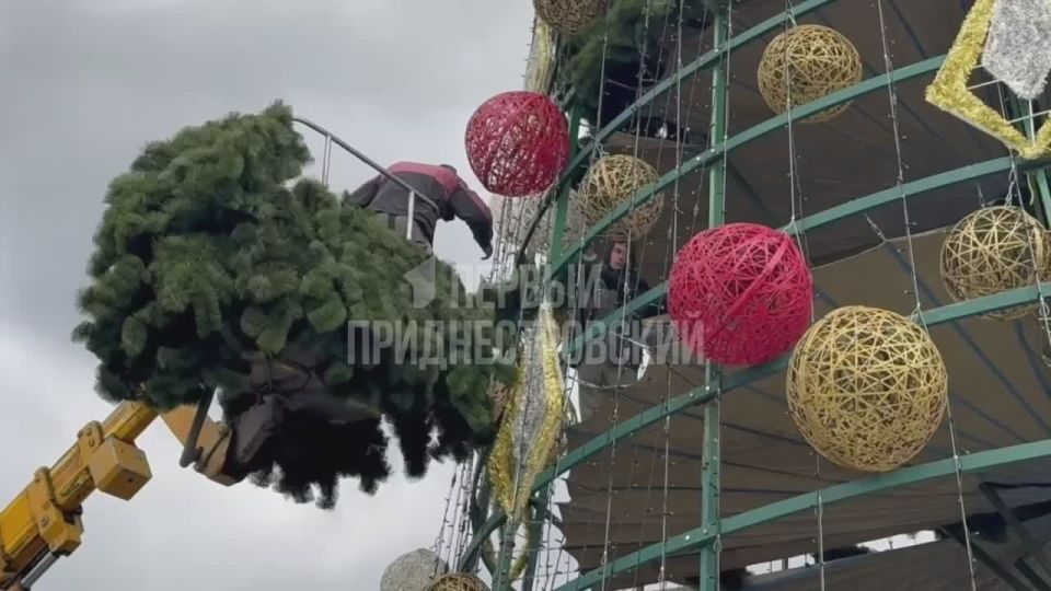 В столице продолжают украшать главную ёлку страны