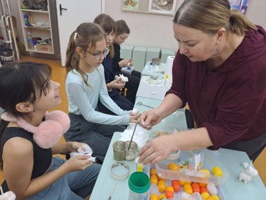 Мастер-класс по изготовлению елочной игрушки провели для учащихся МОУ ДО "Детская художественная школа им. А. Ф. Фойницкого"