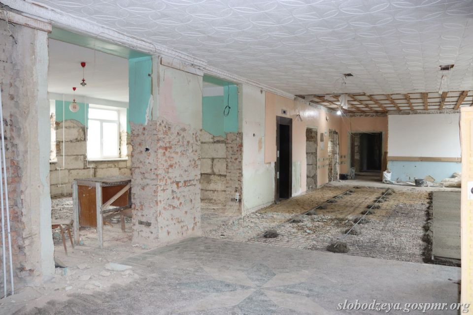 В Слободзейском районе проверили ход ремонта поликлиники и Дома культуры