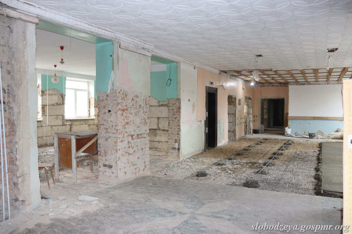 В Слободзейском районе проверили ход ремонта поликлиники и Дома культуры