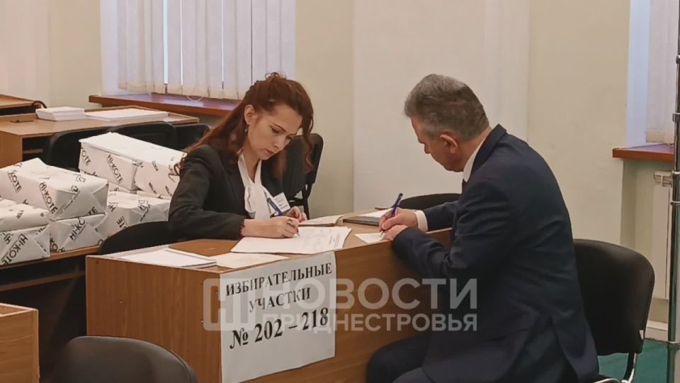 Президент Вадим Красносельский тоже проголосовал на выборах депутатов всех уровней досрочно