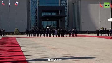 Aurus прибыл в окружении конного расчёта: в Бишкеке началась церемония официальной встречи Владимира Путина и Садыра Жапарова