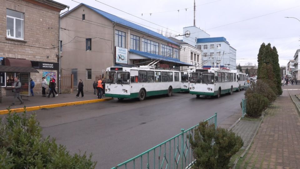 На конечной остановке троллейбусов по улице Лазо в Бендерах сегодня начали звучать особенные аудиосообщения — тематическая трансляция, посвящённая Дню матери