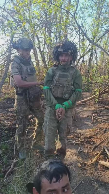 История о том как наш пленный боец, взял в плен ВСУшника