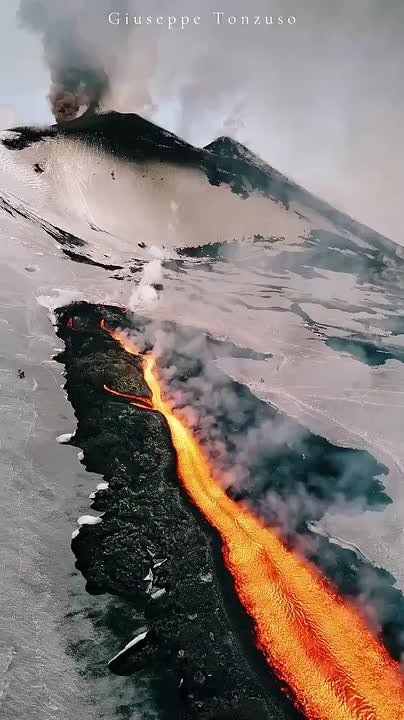 Лавовая река на склоне итальянской Этны — завораживающее и опасное зрелище