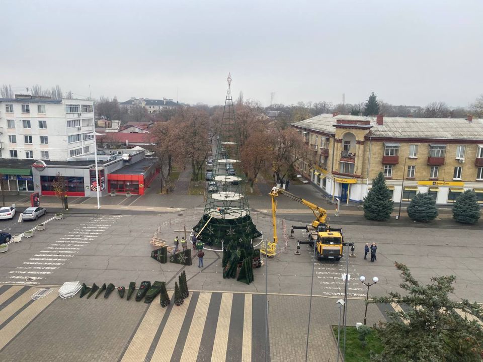 Настроение праздника. Рабочие уже собрали металлический каркас ёлочки и приступили к установке ветвей на нижних ярусах