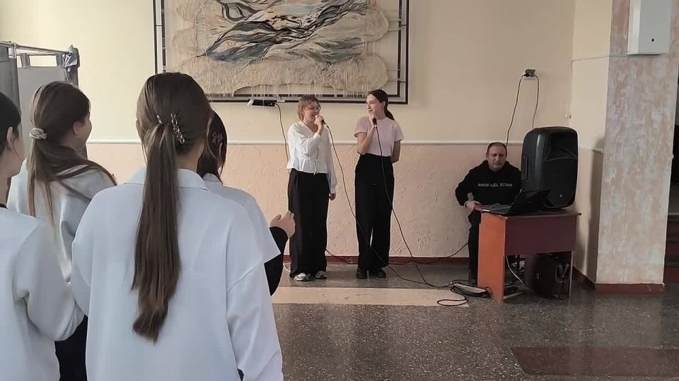 Для самых дорогих!. В лицее проходят классные часы и праздничные акции, посвящённые Дню матери