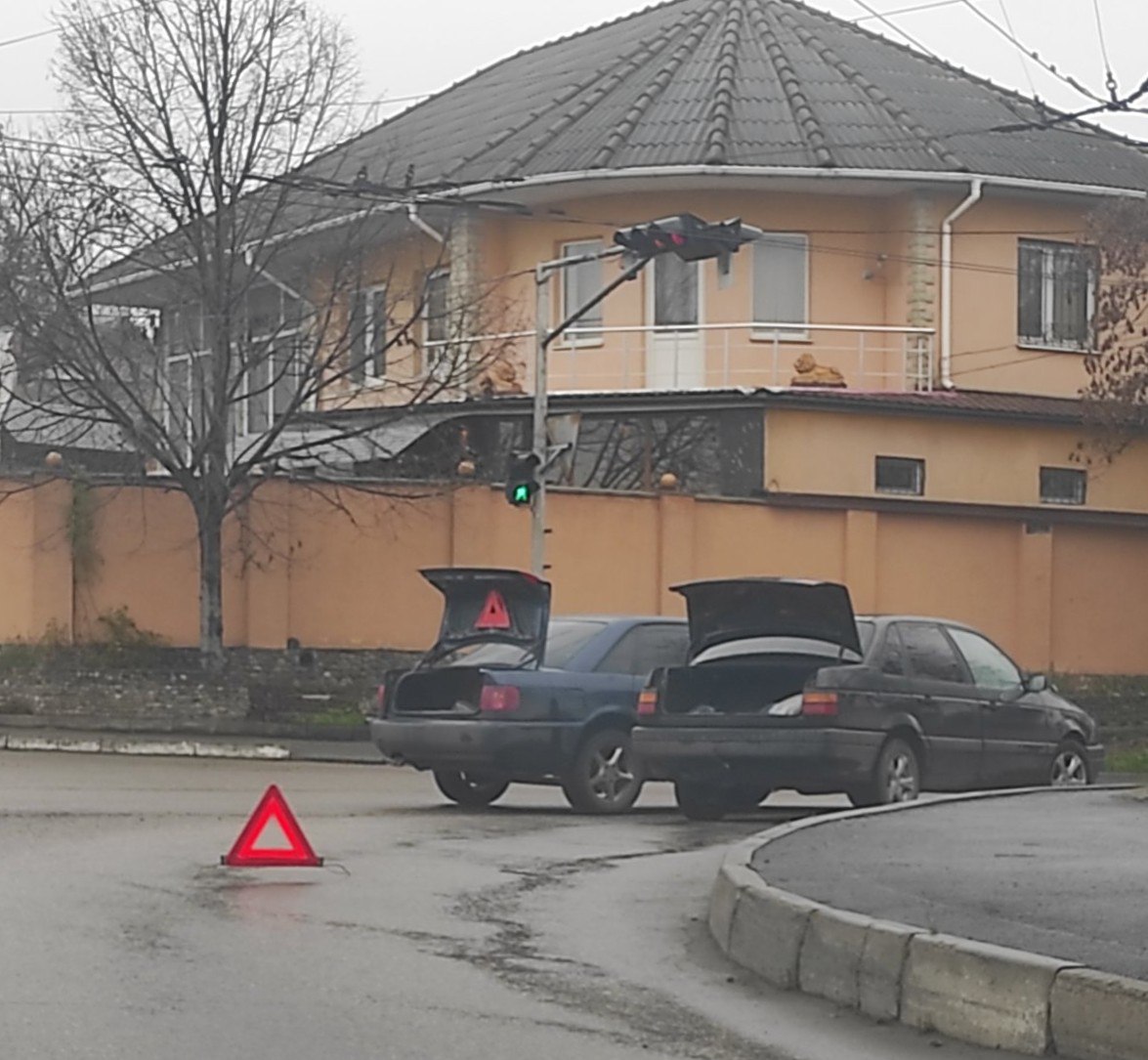 Возле стоматологии на Балке авария