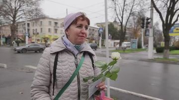 Активисты молодёжной партии «Обновление» поздравили тираспольчанок с наступающим днём матери и подарили им цветы и открытки