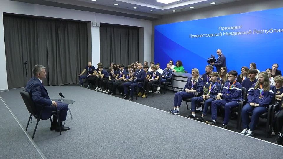 По уже сложившейся традиции Президенту подарили футболку приднестровской команды, которая участвовала в фестивале школьного спорта в Москве
