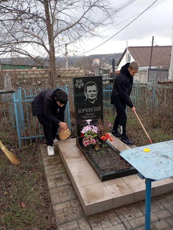 В Рыбнице «Волонтёры Победы» из местного политеха навели порядок на могилах ветеранов Великой Отечественной