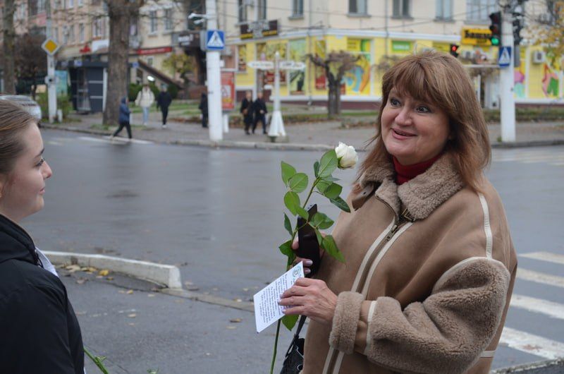 Активисты «Молодежного Обновления» провели акцию ко Дню матери