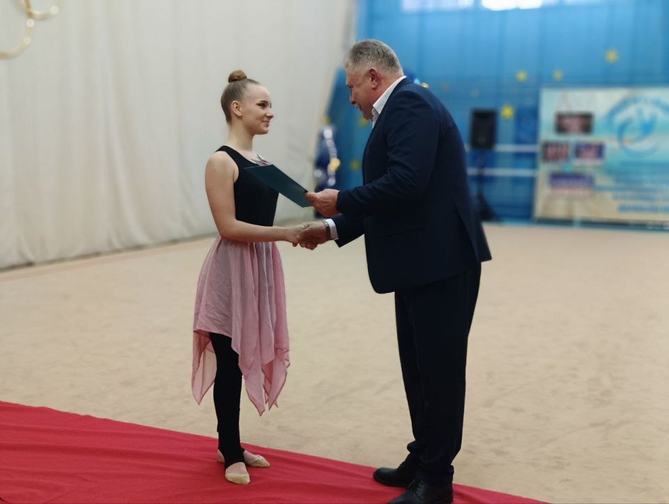 Также на турнире вручили благодарственное письмо от председателя Верховного совета ПМР Александра Коршунова восходящей звезде художественной гимнастики Ксении Станилевич, воспитаннице Бендерской СДЮШОР №1