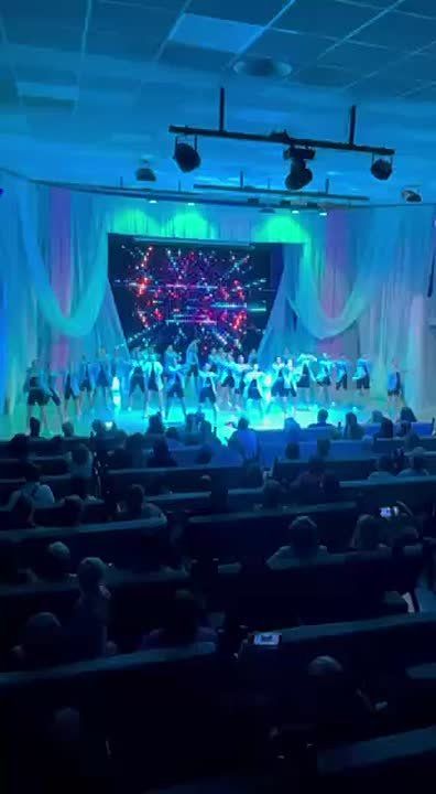 В Культурно-досуговом центре «Мир» состоялся яркий отчётный концерт «Танцы вопреки!», который объединил на одной сцене Народный хореографический коллектив «Фантазия» и Образцовый хореографический коллектив «Феерия»