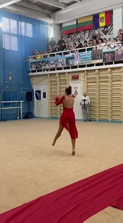 На видео - Даниела Могурян