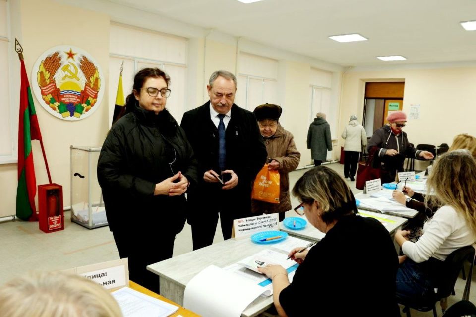 Председатель Верховного Совета ПМР Александр Коршунов и его супруга Татьяна уже проголосовали