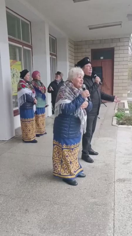 Творческие сюрпризы для избирателей. У учреждений культуры и у домов творчества организованы концерты. На импровизированной сцене у КДЦ «Шелковик» выступил вокальный коллектив «Судьба»