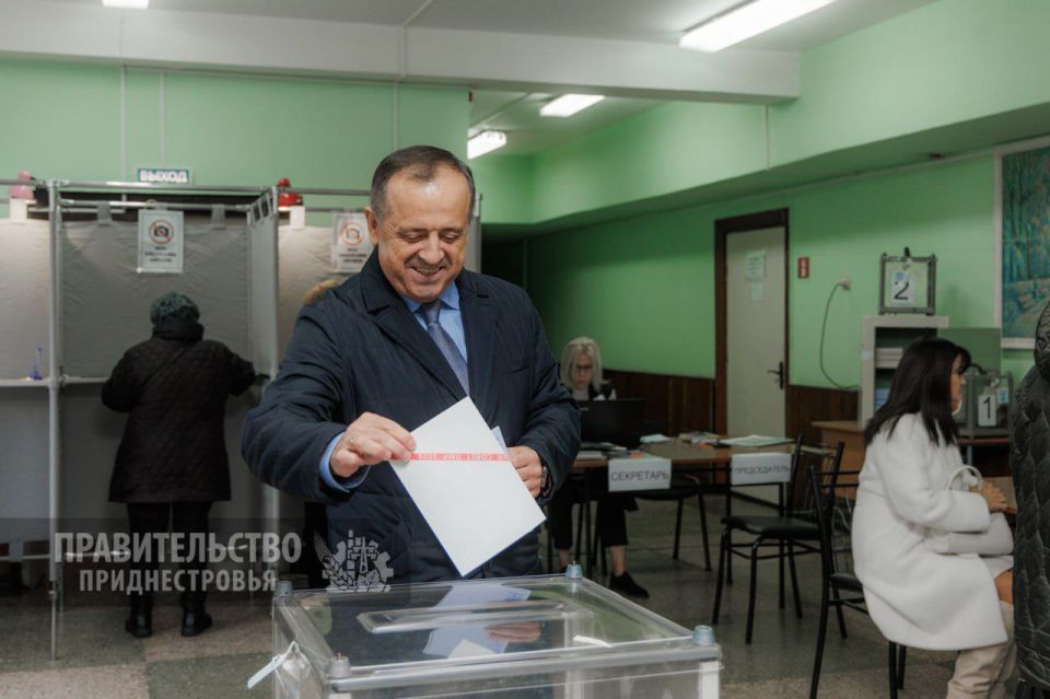 Александр Розенберг вместе с супругой проголосовал на выборах