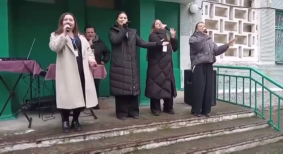 Вот так зажигательно и по-праздничному сегодня на избирательном участке в микрорайоне Солнечный в Бендерах — рядом с филиалом ДДЮТ «Ровесник» для жителей устроили концерт