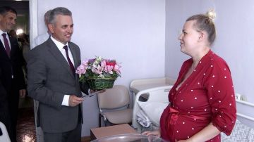 Президент поздравил всех мам с днём матери