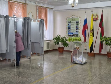 Звуки музыки, ароматы выпечки и праздничное настроение - так проходит голосование на избирательных участках №12 и №14, которые работают в 11-й школе Бендер